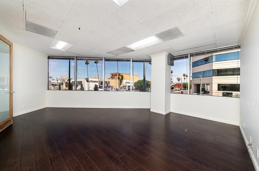 More Photos Of 6350 Laurel Canyon Blvd, North Hollywood Office For Lease