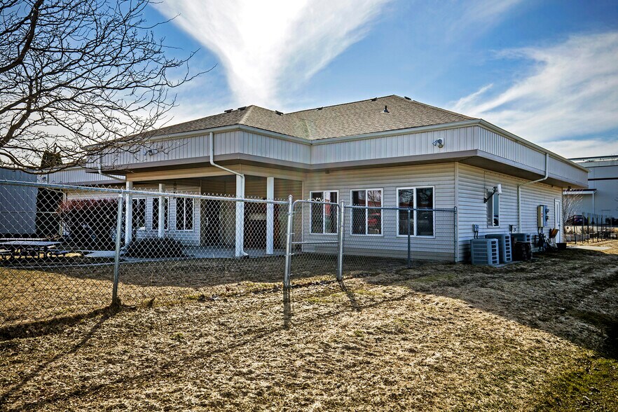 More Photos Of 137 McGhee Rd, Kootenai Storefront Retail Office For Sale