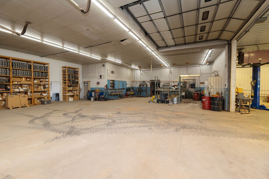 More Photos Of 890 N State Road 14, Harper Auto Dealership For Sale