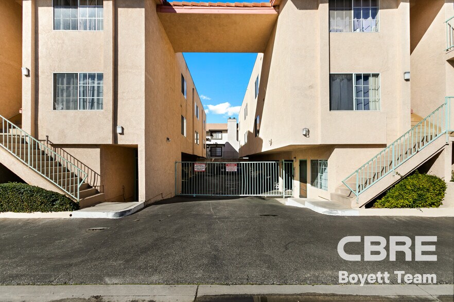 More Photos Of 18621 Saticoy St, Reseda Apartments For Sale