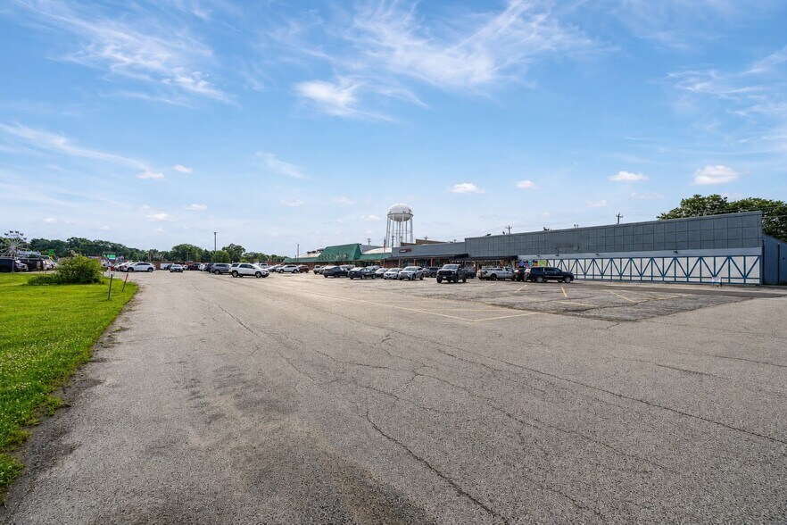 More Photos Of Seymour Ave, Mundelein Department Store For Lease