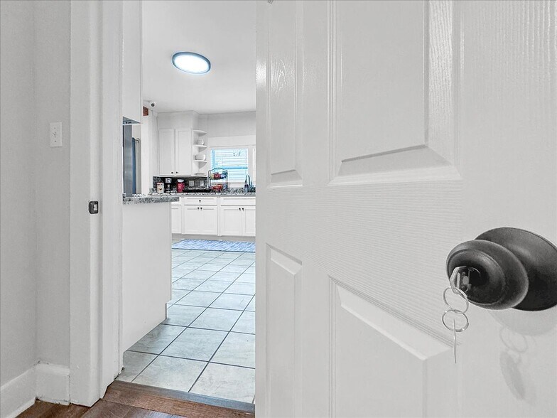 More Photos Of 1007 W Wright St, Pensacola Specialty For Sale