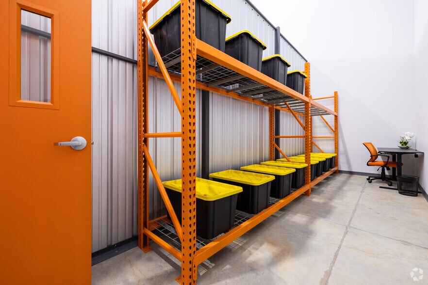 More Photos Of 1027 Outpost Dr, Conroe Showroom For Lease