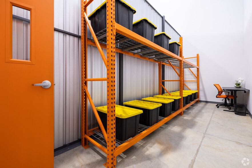 More Photos Of 1027 Outpost Dr, Conroe Showroom For Lease