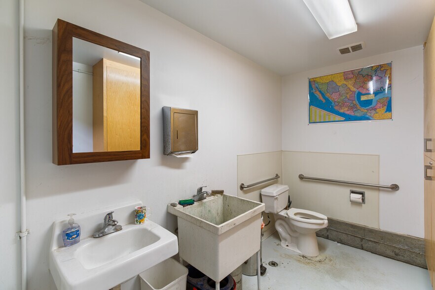 More Photos Of 2534 Magnolia St, Oakland Manufacturing For Sale