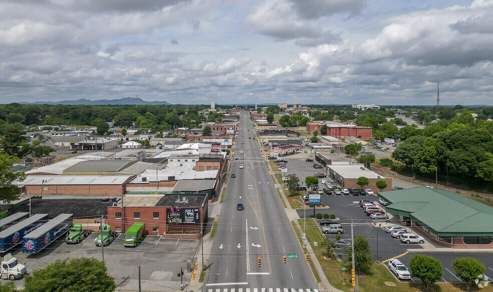 More Photos Of 806-810 E Franklin Blvd, Gastonia Storefront Retail Office For Lease