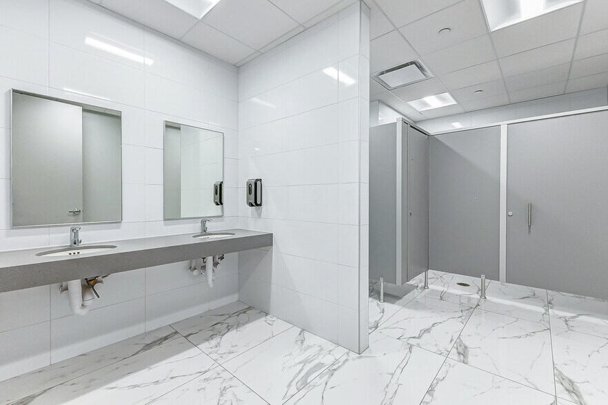 More Photos Of 427 W 20th St, Houston Medical For Lease