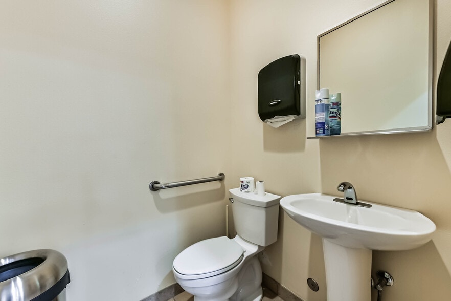 More Photos Of 1111 S Friendswood Dr, Friendswood Office For Lease