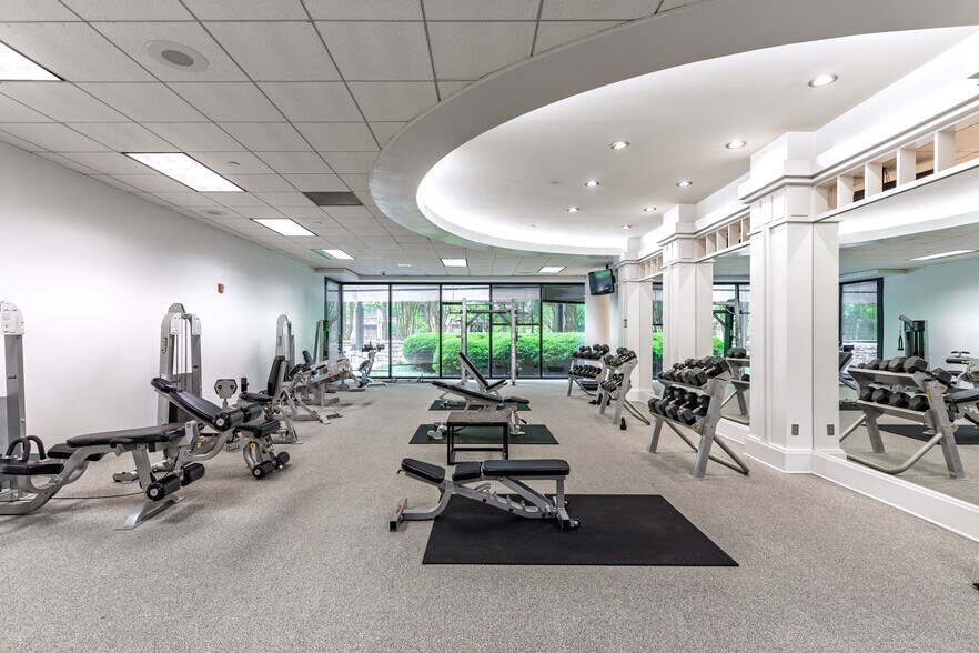 More Photos Of 301 Perimeter Ctr N, Atlanta Unknown For Lease