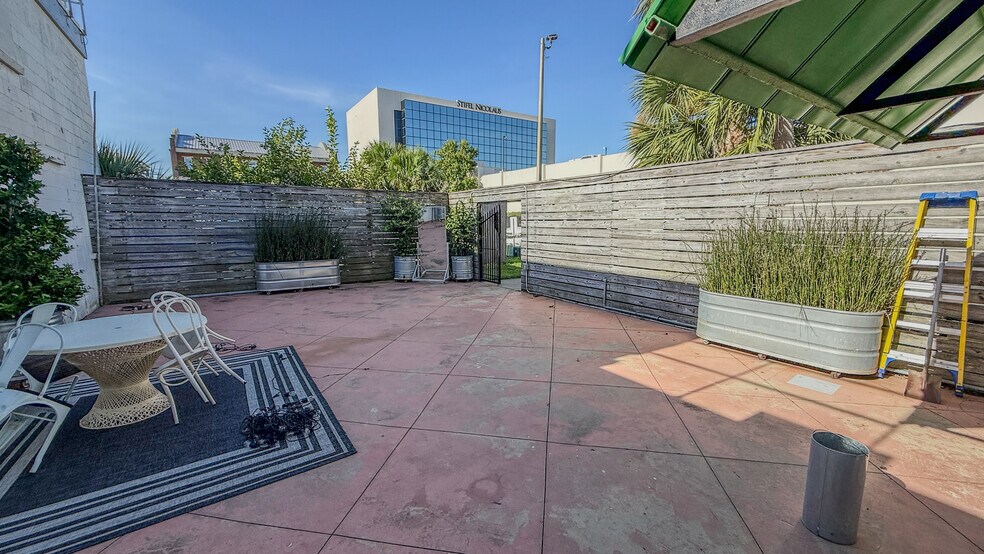 More Photos Of 15 W Main St, Pensacola Office For Sale