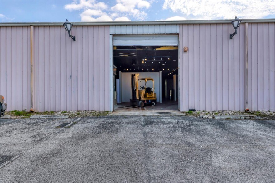 More Photos Of 2451 17th St, Sarasota Showroom For Sale