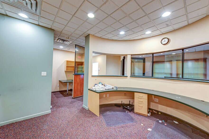 More Photos Of 63 Eastport Manor Rd, Eastport Office For Sale