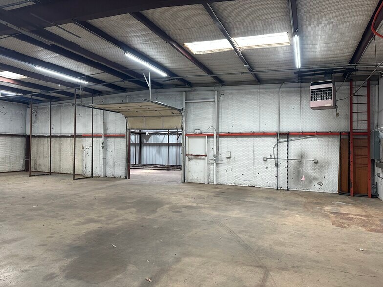 More Photos Of 2421 Thomas Rd, Haltom City Warehouse For Sale