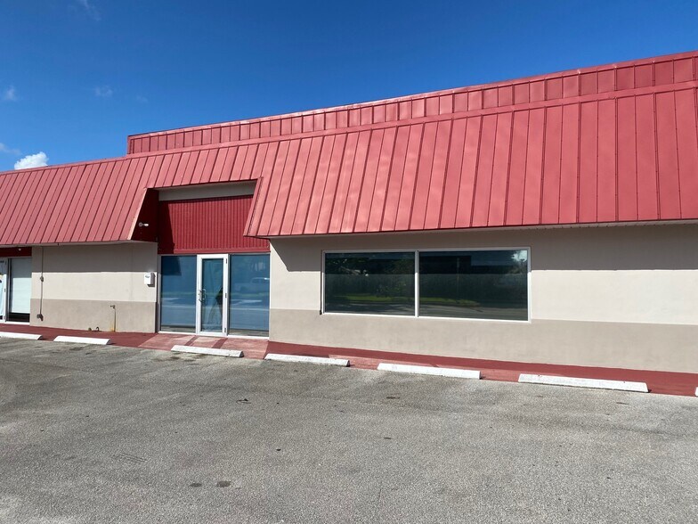 More Photos Of 3700-3758 SE Dixie Hwy, Stuart General Retail For Lease