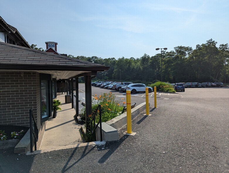 More Photos Of 606 2nd St, Southampton Storefront Retail Office For Lease
