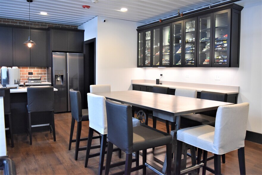 More Photos Of 2108-2260 Ferry Rd, Naperville Showroom For Sale