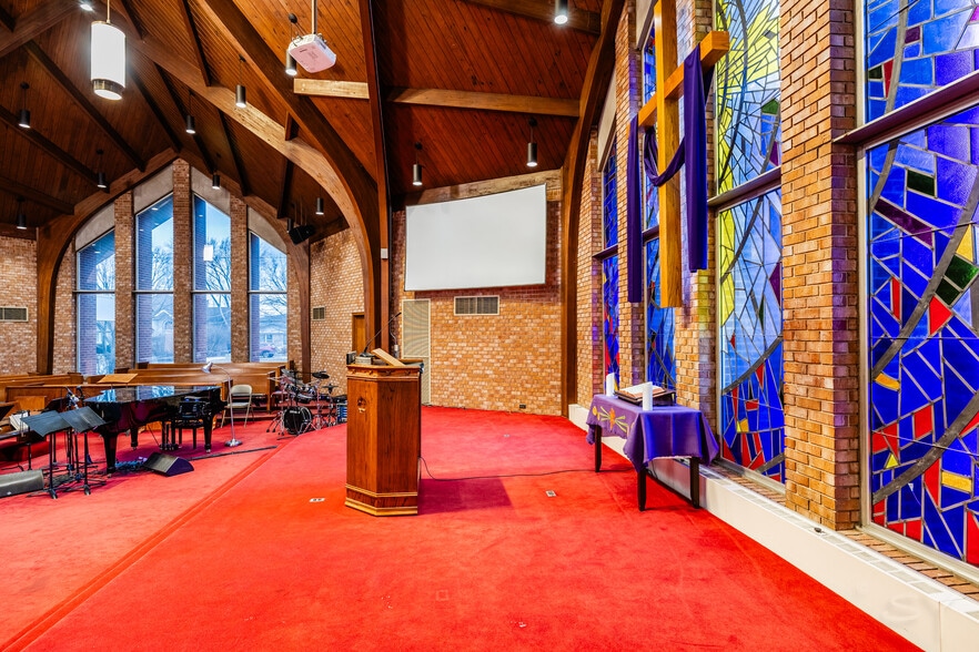 More Photos Of 1437 Oakton St, Park Ridge Specialty For Sale