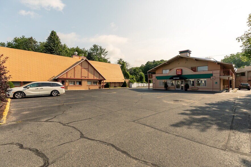 More Photos Of 16 Cheshire Rd, Pittsfield Hotel For Sale