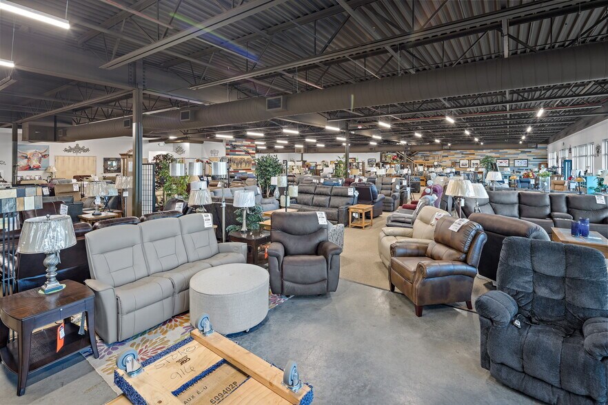 More Photos Of 916 W Division St, Mount Vernon General Retail For Sale