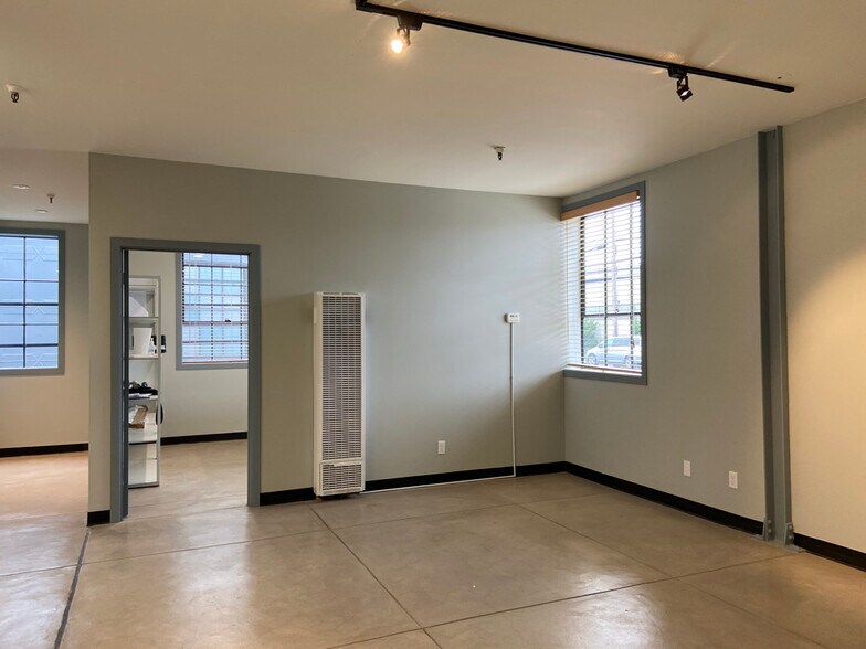 More Photos Of 4076-4080 Halleck St, Emeryville Manufacturing For Lease