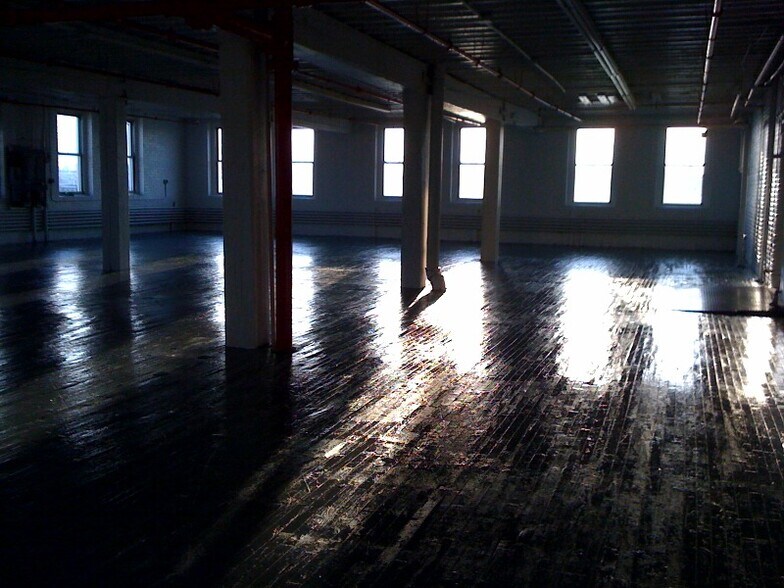 More Photos Of 550-560 Barry St, Bronx Industrial For Sale