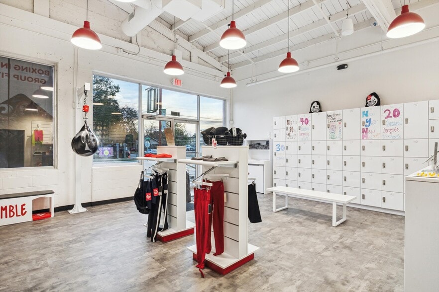 More Photos Of 1111 E 11th St, Houston Freestanding For Lease