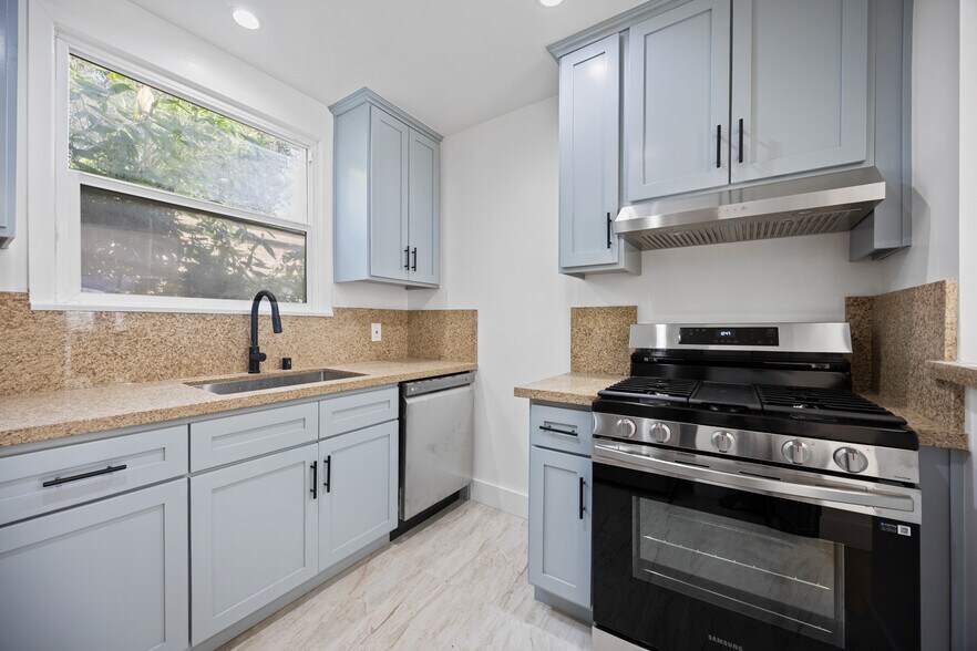 More Photos Of 616 Sunset Ave, Venice Apartments For Sale