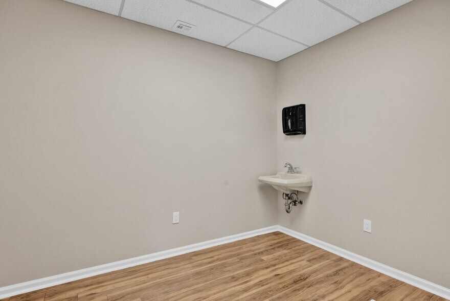 More Photos Of 215 Old Tappan Rd, Old Tappan Medical For Lease