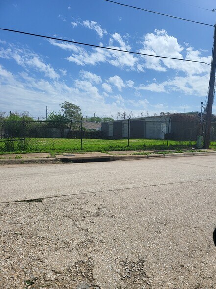 More Photos Of 4852 Vicksburg St, Dallas Warehouse For Lease