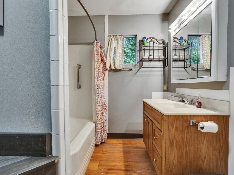 More Photos Of 280 Broken Arrow Marina, Livingston Hotel For Sale