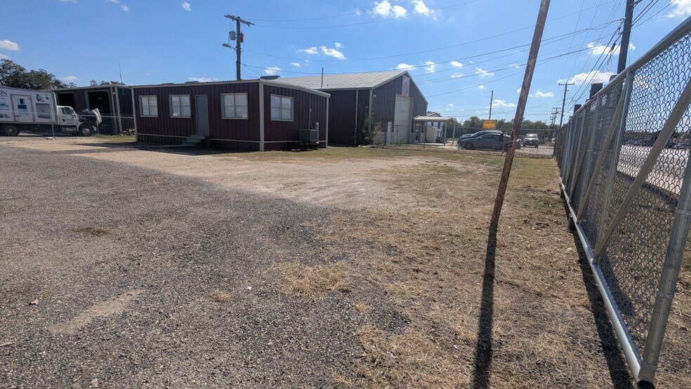 More Photos Of 2940 S WW White Rd, San Antonio Service For Lease