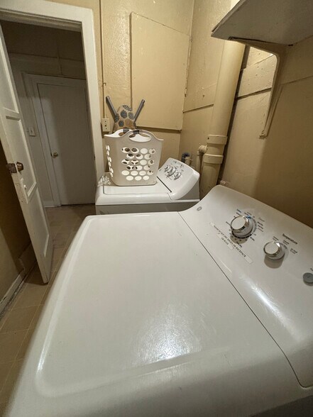 More Photos Of 2025 N Broadway, Santa Ana Office Residential For Lease