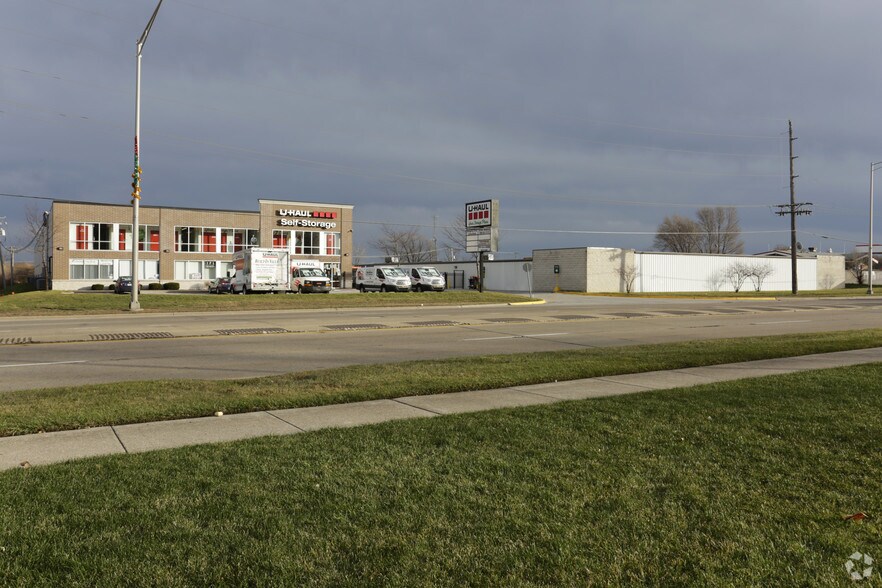 More Photos Of 16650 Albany Ave, Markham Self Storage For Lease
