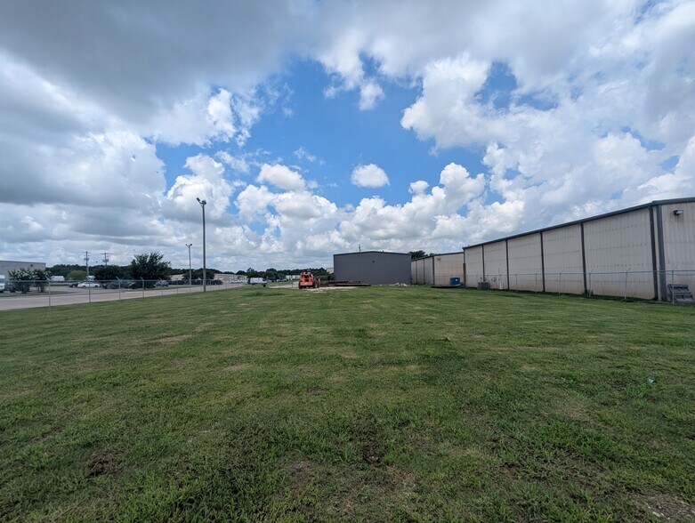 More Photos Of 1765 W Commerce Pky, Beaumont Industrial For Lease