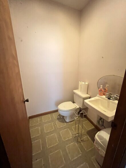 More Photos Of 28 Mullin Hill Rd, Spruce Pine Flex For Sale