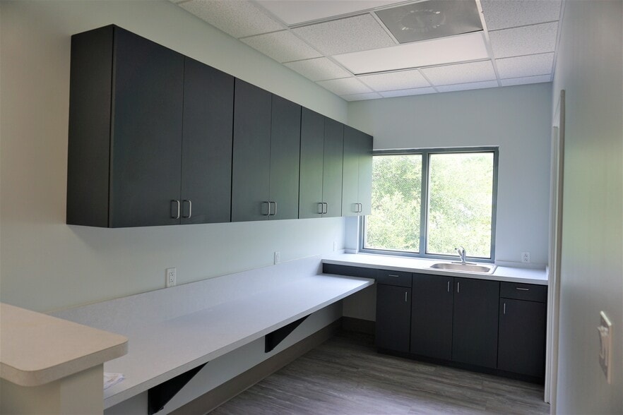 More Photos Of 156 W Sunset Rd, San Antonio Office Residential For Lease