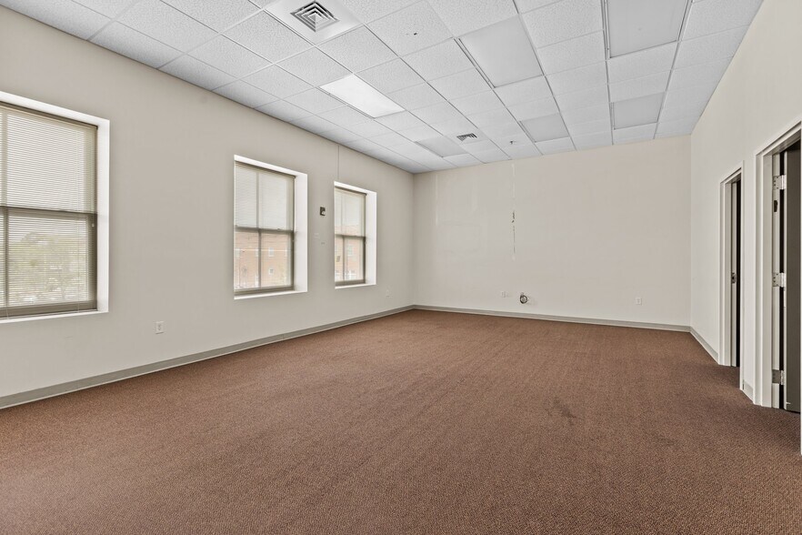 More Photos Of 327 N Queen St, Kinston Office For Sale