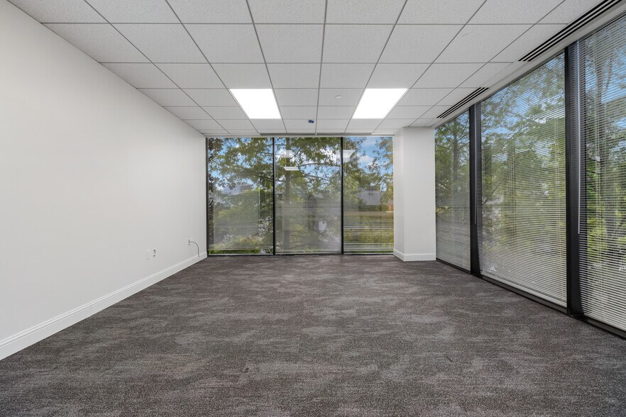 More Photos Of 17 S Briar Hollow Ln, Houston Office Residential For Lease