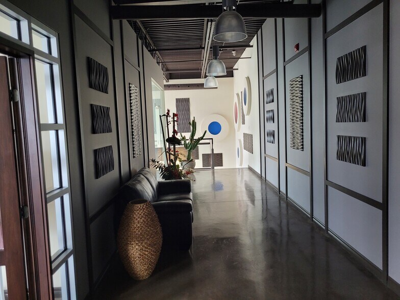 More Photos Of 10 Rue Gaston-Dumoulin, Blainville Light Distribution For Lease
