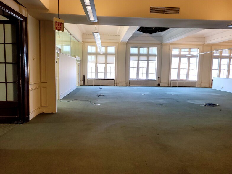 More Photos Of 1110 W 35th St, Chicago Office For Sale