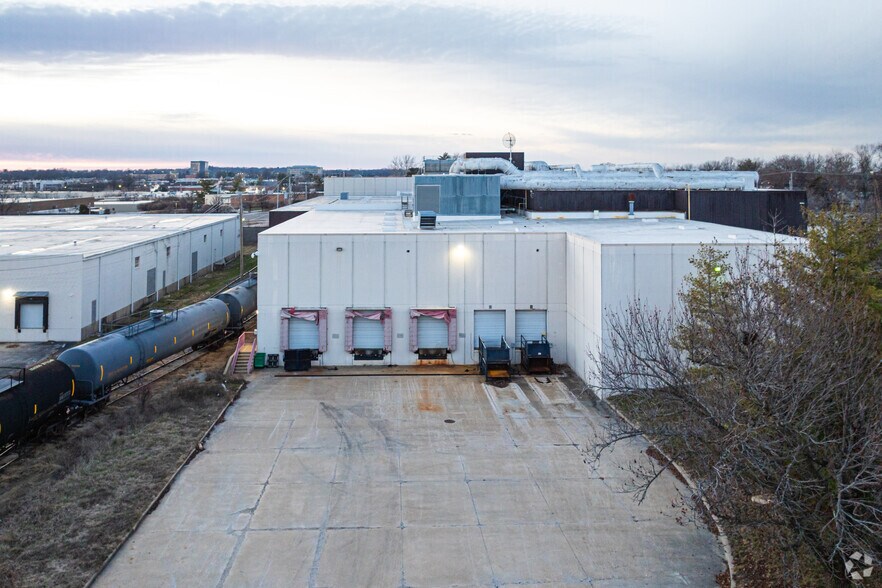 More Photos Of 11700 Dunlap Industrial Blvd, Maryland Heights Warehouse For Lease