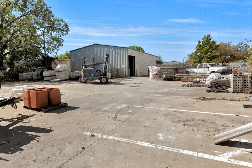 More Photos Of 2317 Michigan Ct, Arlington Flex For Lease