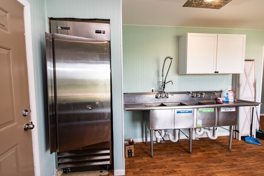 More Photos Of 308 Dale Dr, Montfort General Retail For Lease