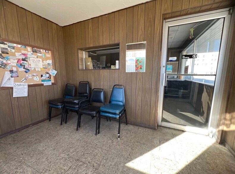 More Photos Of 221 S Main St, Blackwell Restaurant For Sale