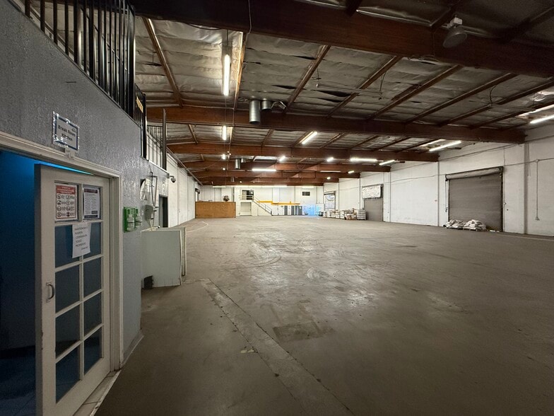 More Photos Of 7535 Woodman Pl, Van Nuys Warehouse For Lease
