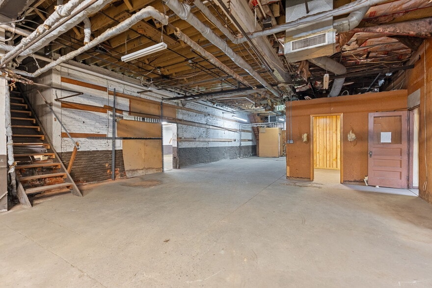 More Photos Of 314 E Market St, Warsaw Showroom For Sale