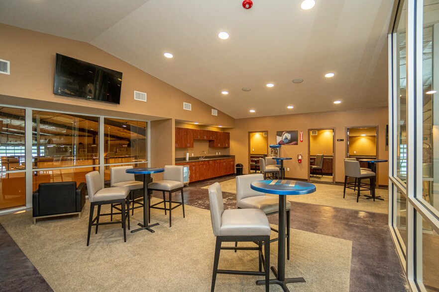 More Photos Of 7044 Interstate 10, Sealy Distribution For Sale