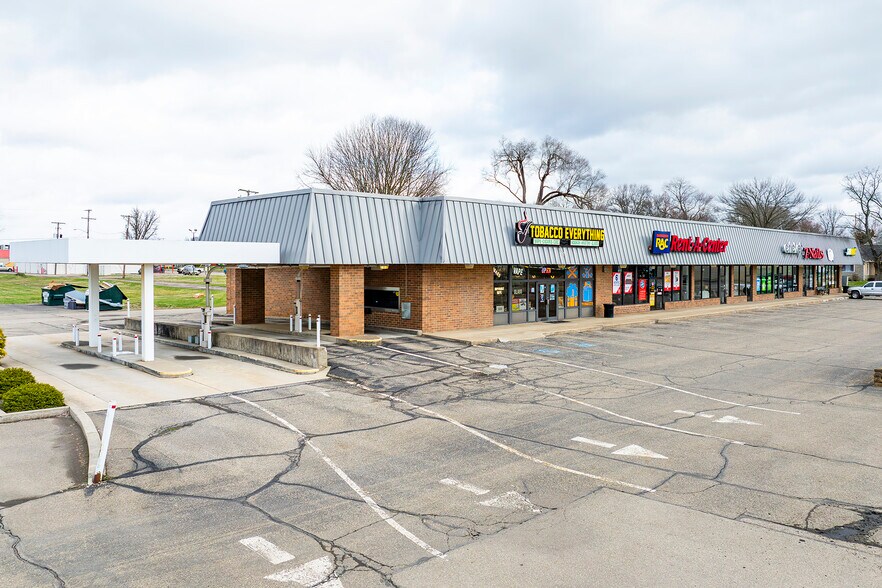 More Photos Of 300-499 Downtowner Plz, Coshocton General Retail For Sale