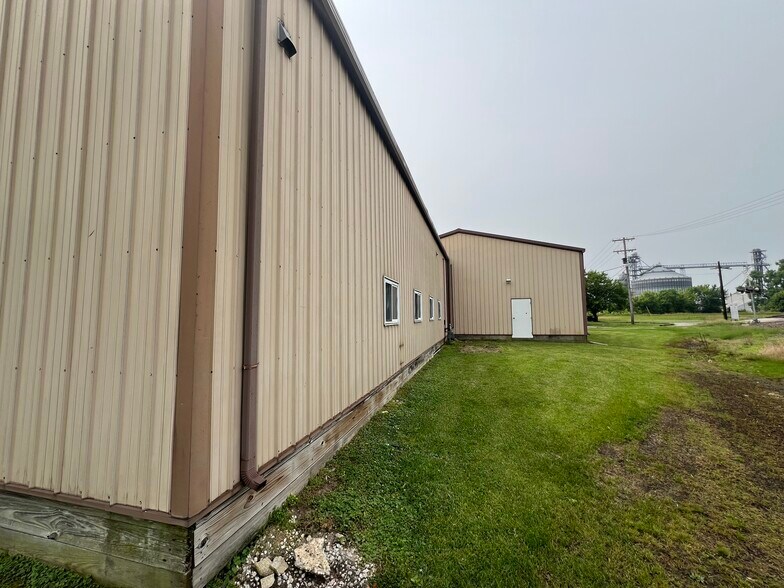 More Photos Of 202 N. Sixth St, Altamont Industrial For Sale