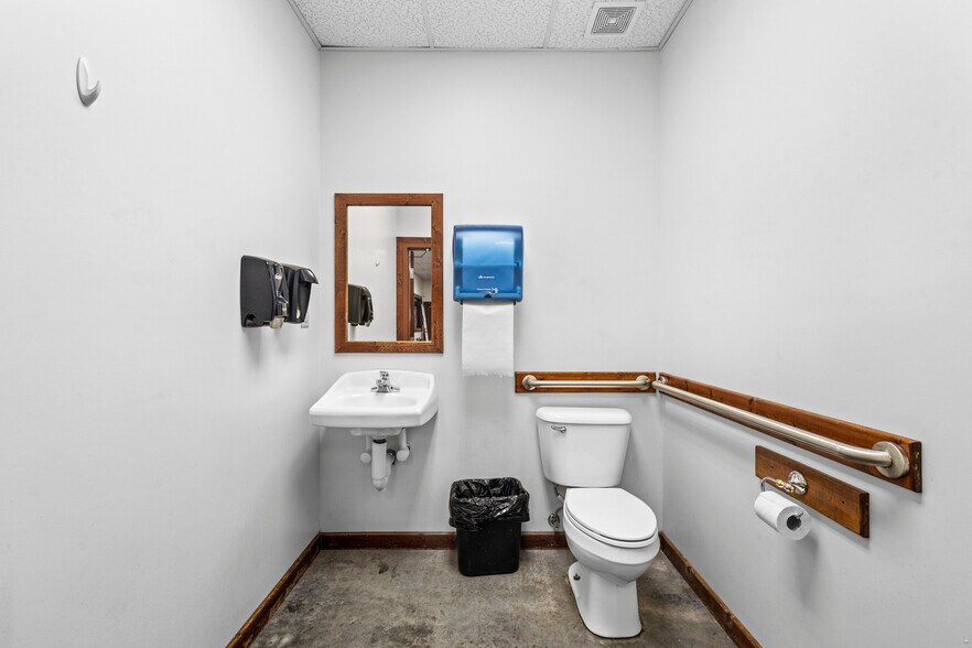 More Photos Of 622 N Central St, Knoxville General Retail For Sale